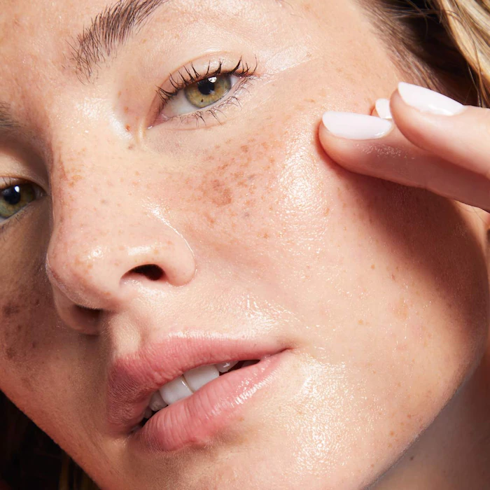 Mini Bedtime Bright™ Vita-charge™ Tratamiento iluminador nocturno con niacinamida y vitamina C