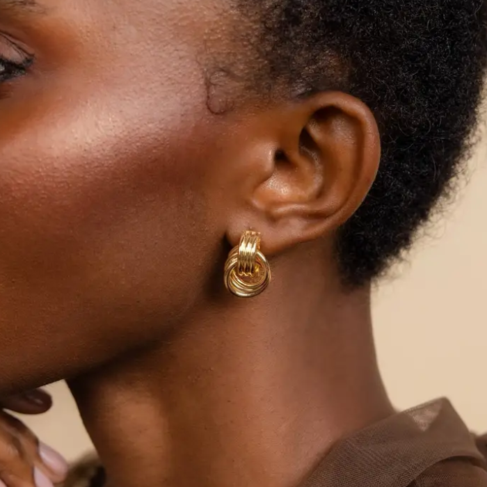 Aretes Elegance Acero Inoxidable Chapado En Oro De 14k Con Aguja De Oreja De Plata Esterlina 925