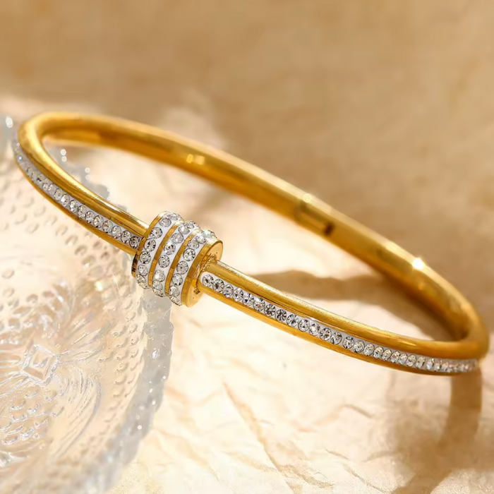 Pulsera Trinidad Brillante De Acero Inoxidable Chapado En Oro De 18 Quilates