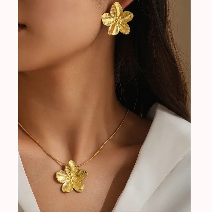 Set De Aretes Y Collar De Flores Francesas Chapados En Oro De 18k