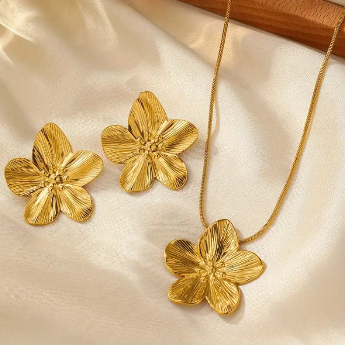 Set De Aretes Y Collar De Flores Francesas Chapados En Oro De 18k